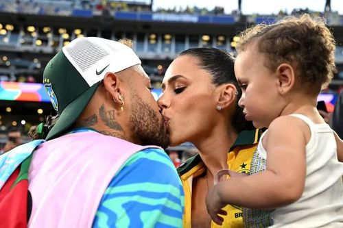 Khoảnh khắc Neymar trao nụ hôn cho Bruna Biancardi bên đường biên cũng thu hút sự chú ý. Dù không thi đấu, ngôi sao Brazil vẫn có mặt để đồng hành cùng gia đình và đội tuyển