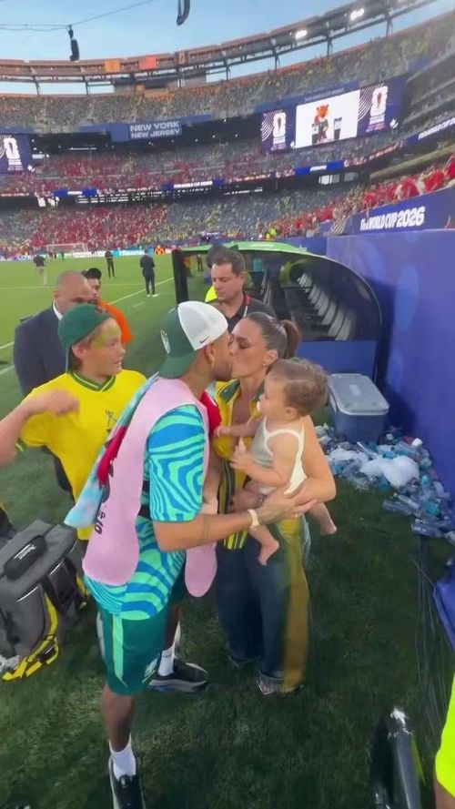Neymar và Bruna Biancardi tiếp tục có khoảnh khắc tình cảm bên đường biên. Những hình ảnh này khiến sự xuất hiện của gia đình Neymar trở thành một trong những điểm nhấn ngoài sân cỏ.