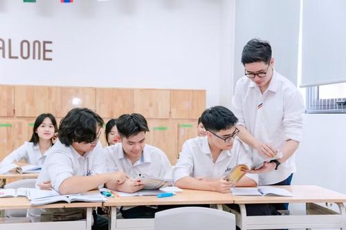 Thầy Nguyễn Trọng Trường - Tổ trưởng Tổ Văn khối THPT, Trường THCS -THPT Phenikaa hướng dẫn học sinh trong giờ Ngữ văn.