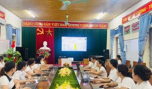 Tập huấn nâng cao kỹ năng sử dụng công nghệ thông tin, trong đó có triển khai học bạ số cho giáo viên.