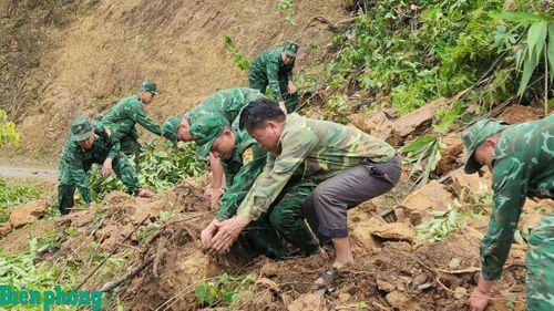 Cán bộ, chiến sĩ Đồn Biên phòng Mường Lèo phối hợp với người dân địa phương khắc phục sạt lở. Ảnh: Quàng Hùng