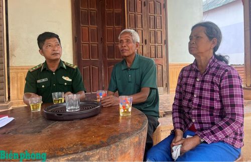 Trung tá A Tỉnh thăm, động viên gia đình già làng A Đằng. Ảnh: Đăng Bảy