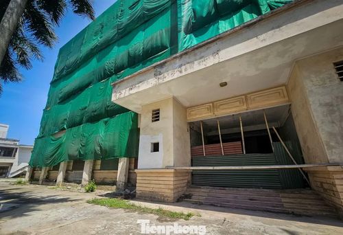  Lãnh đạo Trường Đại học Điều dưỡng Nam Định cho biết: Sau khi tiếp nhận cơ sở nhà, đất của Đài Phát thanh và Truyền hình Nam Định, trường đã tiến hành cải tạo, sửa chữa nhằm đáp ứng việc chuyển đổi công năng sang bệnh viện. Tuy nhiên, do ảnh hưởng của dịch COVID-19, nguồn thu của nhà trường bị thiếu hụt khiến việc tiếp tục triển khai dự án gặp nhiều khó khăn. Nhà trường đã làm thủ tục đề xuất giải thể bệnh viện gửi Bộ Y tế. “Sau khi có quyết định của Bộ Y tế về việc thu hồi giấy phép và chấm dứt hoạt động bệnh viện, nhà trường đã báo cáo, đề xuất chuyển đổi công năng từ bệnh viện sang phục vụ hoạt động đào tạo, nghiên cứu khoa học. Đồng thời, chuẩn bị phương án về nguồn vốn và xin ý kiến Bộ để được cấp vốn. Nếu được bố trí vốn, nhà trường sẽ triển khai sửa chữa công trình nhằm phục vụ mục đích sử dụng mới”, lãnh đạo Trường Đại học Điều dưỡng Nam Định nói. 