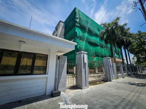 Dự án Bệnh viện Trường Đại học Điều dưỡng Nam Định tọa lạc trên khu đất rộng hàng nghìn m2, liền kề cơ sở của trường. Khu đất này trước đây là trụ sở của Đài Phát thanh và Truyền hình tỉnh Nam Định (cũ), được Trường Đại học Điều dưỡng Nam Định tiếp nhận vào năm 2016 để cải tạo, sửa chữa, phục vụ hoạt động của bệnh viện.