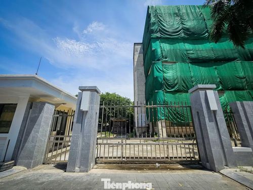 Ghi nhận của phóng viên tại khu vực dự án, cổng ra vào trong tình trạng đóng im lìm.