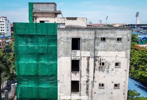 Sau nhiều năm không được sử dụng, công trình đang có dấu hiệu xuống cấp nghiêm trọng với những mảng tường bóc tróc.