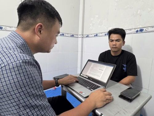 Đối tượng Nguyễn Chí Thanh (áo đen) làm việc với công an. (Ảnh CAHT)