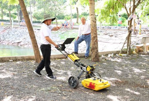 Cùng với một số nhân chứng cung cấp thông tin phục vụ tìm kiếm hài cốt liệt sĩ tại Công viên Lê Thị Riêng thời gian qua, ông Nguyễn Tuấn Nhã (70 tuổi) kể chi tiết bối cảnh ông chứng kiến việc chôn lấp các liệt sĩ tại Nghĩa trang Đô Thành - Chợ Quán vào năm 1968. "Các xe chở xác đến đổ xuống, trong đó tôi thấy rất rõ các chiến sĩ cách mạng. Họ mặc đồ bà ba đen, ruột tượng văng ra một số đạn. Gia đình tôi có người làm cách mạng nên tôi rõ lắm", ông Nhã nói.