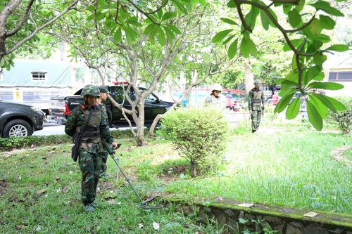 "Việc thăm dò hôm nay giúp khoanh vùng các khu vực nghi ngờ để tập trung vào những vị trí này nhằm đỡ bớt công sức của các đội quy tập, đồng thời rút ngắn thời gian tìm kiếm. Công việc này đòi hỏi sự kiên trì rất lớn và kinh nghiệm của các đội chuyên trách", Thượng tá Thanh Vân cho hay.