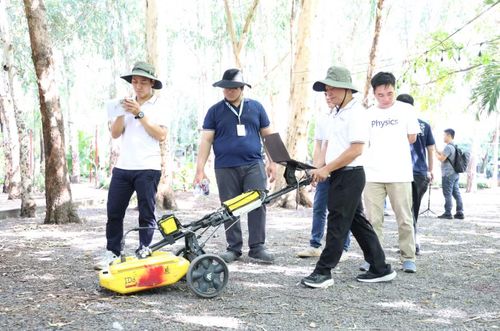 "Các anh em ở trường đem chuyên môn cùng với các thiết bị công nghệ cao hỗ trợ để cán bộ, chiến sĩ thuộc Bộ Tư lệnh thành phố thực hiện công tác ý nghĩa này", Ths Thuật chia sẻ.