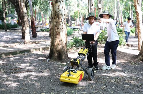 Tham gia công việc sáng nay, ThS Nguyễn Văn Thuật cùng các giảng viên, sinh viên Khoa Vật lý - Vật lý địa cầu, Trường Đại học Khoa học Tự nhiên (Đại học quốc gia TPHCM) dùng radar xuyên đất (GPR - Ground Penetrating Radar) để rà quét các khu vực có khả năng có hài cốt liệt sĩ.