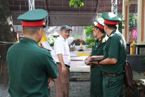 Sáng nay, kiến trúc sư Nguyễn Xuân Thắng (thành viên tổ giúp việc của Trưởng Ban Chỉ đạo Ban Chỉ đạo quốc gia về tìm kiếm, quy tập và xác định danh tính hài cốt liệt sĩ) đã trực tiếp trao đổi, hướng dẫn tổ công tác Bộ Tư lệnh TPHCM thực hiện những phần việc tiếp theo của công tác quy tập.