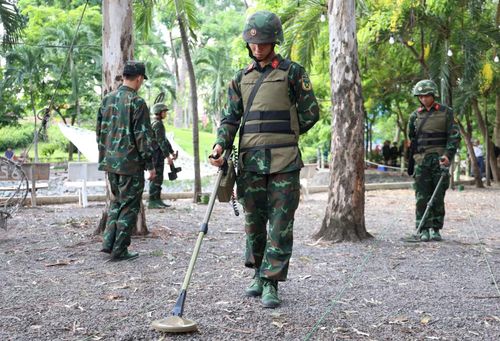 Lực lượng công binh thuộc Bộ Tư lệnh TPHCM sử dụng các thiết bị chuyên dụng, có nhiệm vụ kiểm tra, dò, gỡ các thiết bị, vật liệu nổ tại những vị trí, khu vực đã xác định.