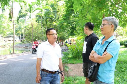 Nhiều người dân quan tâm, theo dõi công tác tìm kiếm, quy tập, xác định danh tính các mộ liệt sĩ tại Công viên Lê Thị Riêng.