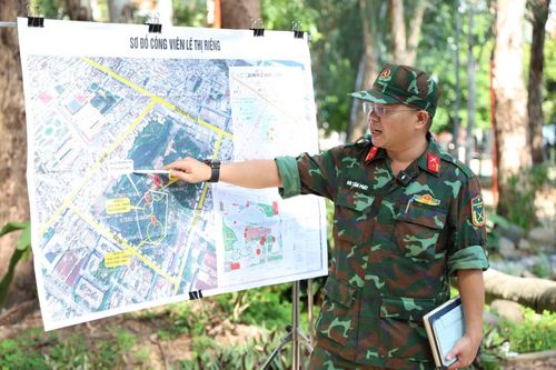 Chia sẻ quy trình tìm kiếm hài cốt dưới lòng đất thông qua việc ứng dụng công nghệ hiện đại, Thiếu tá Bùi Tấn Phát (Ban Tuyên huấn, Phòng Tham mưu, Bộ Tư lệnh TPHCM) cho biết, lực lượng chức năng sẽ sử dụng hệ thống radar quét mặt đất để nhận diện các dị vật và xác định vị trí khả nghi. "Sau khi phân tích dữ liệu và xác nhận có hài cốt, các đơn vị tiếp tục khoanh vùng, xác định vị trí cụ thể và tiến hành đào. Khi đó, các cơ quan sẽ ngồi lại thống nhất phương án cụ thể hơn", Thiếu tá Phát nói.