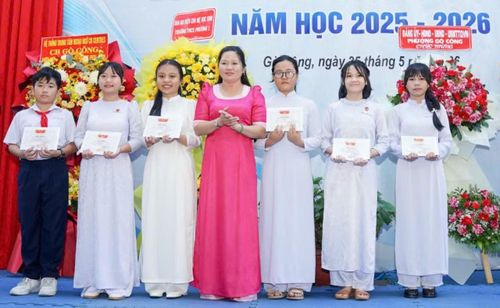 Quỳnh Giang nhận khen thưởng tổng kết năm học.
