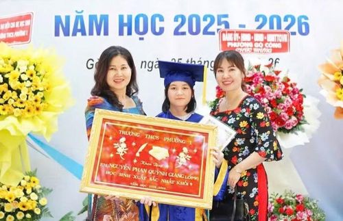 Quỳnh Giang cùng thầy cô trong ngày tốt nghiệp cấp 2. Ảnh: NVCC