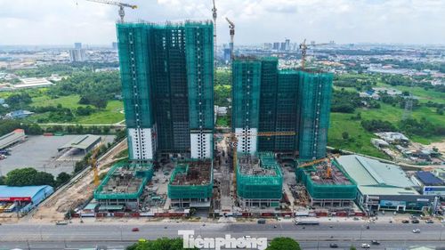 Trong đó, dự án Lusso Saigon (thuộc tổ hợp Khu đô thị La Pura) tọa lạc trên mặt tiền Quốc lộ 13 đang được rao bán với giá từ 48 triệu đồng/m2.