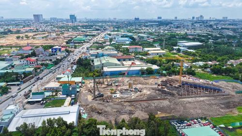 Dự án Bcons New Sky (Khu căn hộ chung cư Điểm đến mới - The New Point) là tổ hợp căn hộ phân khúc cao cấp do Tập đoàn Bcons (pháp nhân phát triển là Công ty TNHH Song Hỷ Quốc Tế) đầu tư xây dựng tại mặt tiền quốc lộ 13.