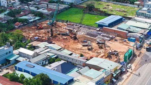 Trên quốc lộ 13 cũng có rất nhiều dự án đang xây dựng phần móng.
