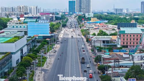 Dự án nâng cấp, mở rộng Quốc lộ 13 đoạn qua Bình Dương cũ, khởi công từ năm 2022 với tổng vốn đầu tư hơn 6.000 tỷ đồng, đang được các nhà thầu đẩy nhanh tiến độ. Đoạn đường dài gần 15 km này sẽ được mở rộng từ 6 lên 8 làn xe.