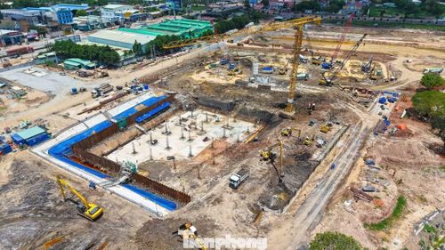 Bên trong dự án đang thi công tấp nập.