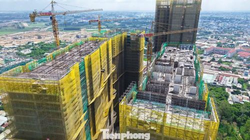 Dự án gồm 4 block căn hộ cao từ 33 - 38 tầng nổi cùng với 2 tầng hầm đỗ xe.