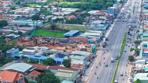 Trong đó, dự án Khu dân cư Hòa Lân nằm ở mặt tiền quốc lộ 13 có quy mô 0,6 ha, cung cấp ra thị trường khoảng gần 700 căn hộ. Dự án này do Trí Holdings làm chủ đầu tư và Dicera Holdings phát triển.
