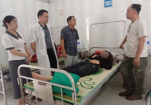 Người dân gặp nạn do đá lăn được đại diện chính quyền đưa đến bệnh viện điều trị.