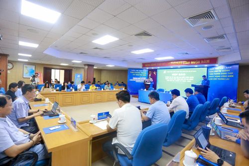 Toàn cảnh buổi họp báo.