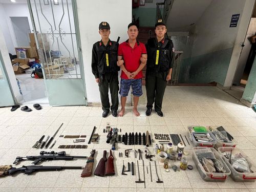Đối tượng Nguyễn Huỳnh Vũ cùng tang vật. Ảnh: C.A