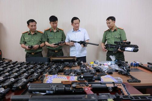 Thượng tá Nguyễn Quốc Hùng, Phó Giám đốc Công an tỉnh Hà Tĩnh kiểm tra, chỉ đạo công tác điều tra. Ảnh: C.A