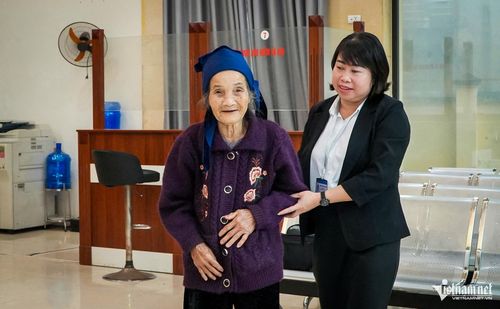 Cán bộ Trung tâm phục vụ hành chính công xã Thanh Ba hỗ trợ, giúp đỡ người dân đến thực hiện thủ tục hành chính.