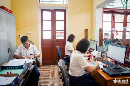 Cán bộ Trung tâm phục vụ hành chính công xã Hiển Khánh tiếp nhận, giải quyết thủ tục hành chính cho người dân.