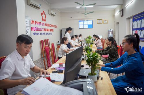 Người dân thực hiện thủ tục hành chính tại Trung tâm phục vụ hành chính công phường Thành Nam.