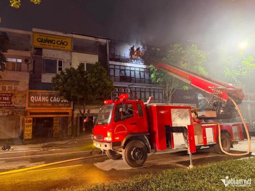 Lực lượng chức năng đã huy động xe thang tiếp cận hiện trường.
