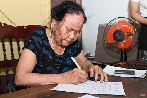 Bà Lê Thị Sửu - người dân thôn Trung Nam B, xã Đức Thịnh ghi phiếu cho ý kiến đối với phương án sắp xếp thôn.