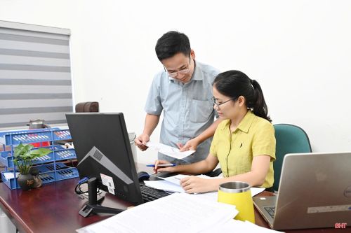 Cán bộ Sở Nội vụ đang rà soát, hướng dẫn các địa phương thực hiện sắp xếp thôn, TDP.