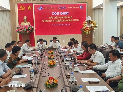 Các đại biểu dự tọa đàm “Báo Việt Nam Độc lập và dòng chảy 101 năm Báo chí cách mạng Việt Nam" và tìm hiểu về Báo Việt Nam Độc lập sáng 15/6/2026 tại Hà Nội. (Ảnh: Nguyễn Trọng Lịch/TTXVN)