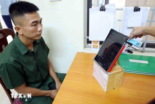 Do ảnh hưởng của ma túy, nhiều học viên gặp khó khăn về trí nhớ, thậm chí không còn nhớ chính xác số điện thoại của người thân. Việc tích hợp thông tin trong mã QR giúp họ dễ dàng kết nối với gia đình hơn. (Ảnh: Phạm Kiên/TTXVN)