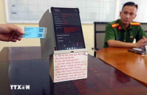 Mỗi học viên tại cơ sở cai nghiện số 3 đều được cấp mã QR định danh, tích hợp thông tin cá nhân và số điện thoại của người thân đã được đăng ký theo quy định. (Ảnh: Phạm Kiên/TTXVN)
