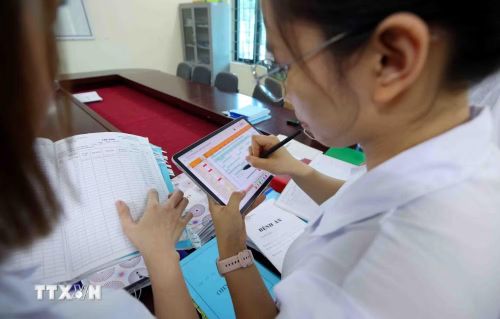 Cơ sở cai nghiện số 3, Công an thành phố Hà Nội cũng triển khai ứng dụng các nền tảng số trong quản lý kho dược, cấp phát thuốc và lưu trữ hồ sơ chuyên môn, giúp giảm đáng kể thời gian xử lý công việc, hạn chế khâu ghi chép thủ công, đồng thời tăng cường khả năng kiểm soát, bảo mật và truy xuất thông tin. (Ảnh: Phạm Kiên/TTXVN)
