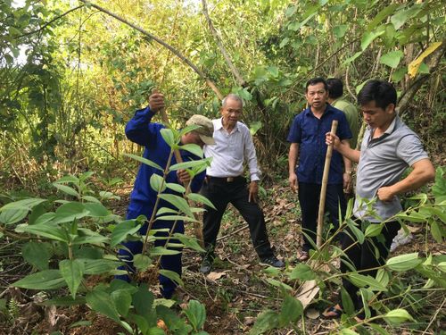 Trung tướng Hoàng Khánh Hưng trong một lần sang Lào tìm kiếm đồng đội.