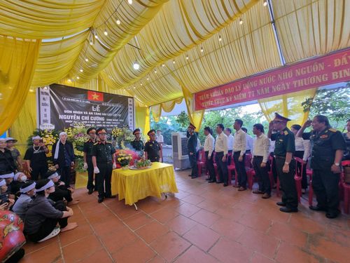 Trung tướng Hoàng Khánh Hưng trong một lần bàn giao hài cốt liệt sĩ về cho gia đình thân nhân liệt sĩ.