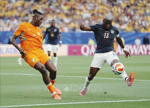 Tiền đạo Enner Valencia (phải) của Ecuador đi bóng qua tuyển thủ Cote d'Ivoire. Ảnh: THX/TTXVN