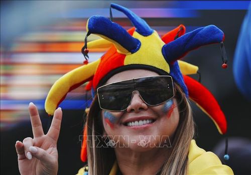 Cổ động viên Ecuador cổ vũ đội nhà. Ảnh: THX/TTXVN