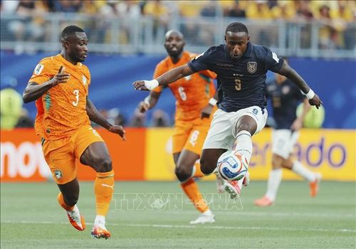 Tiền đạo Yeboah (phải) của Ecuador dẫn bóng trong sự đeo bám của các tuyển thủ Cote d'Ivoire. Ảnh: THX/TTXVN