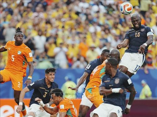 Tiền đạo Enner Valencia của Ecuador (phải, phía trên) trong pha tranh bóng bổng với các tuyển thủ Cote d'Ivoire. Ảnh: THX/TTXVN