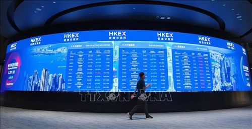 Bảng chỉ số chứng khoán tại Hong Kong (Trung Quốc). Ảnh tư liệu: THX/TTXVN