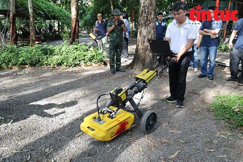 PGS.TS Lê Văn Anh Cường dùng thiết bị rada xuyên lòng đất để thăm dò, tìm kiếm mộ tập thể liệt sĩ tại Công viên Lê Thị Riêng.